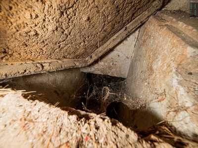...che conduce a dei locali sotterranei. Sono dei nascondigli: durante la Seconda Guerra Mondiale questa villa divenne infatti probabilmente rifugio per delle famiglie ebree